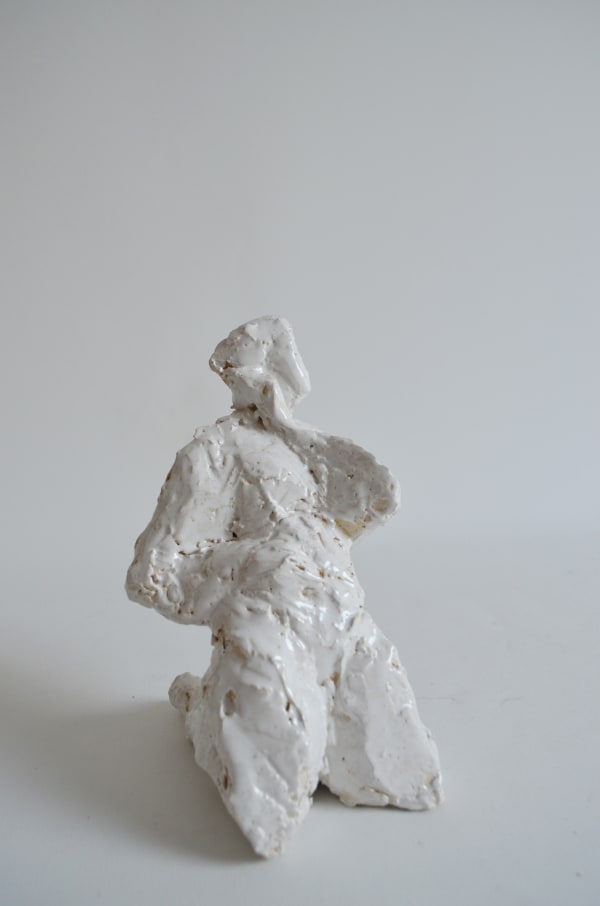 Eugenie Bongs-Beer Kniende weisse Figur, 2016 Terracotta, Glasur 20 x 11 x 15 cm