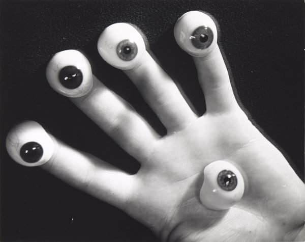 La main aux yeux