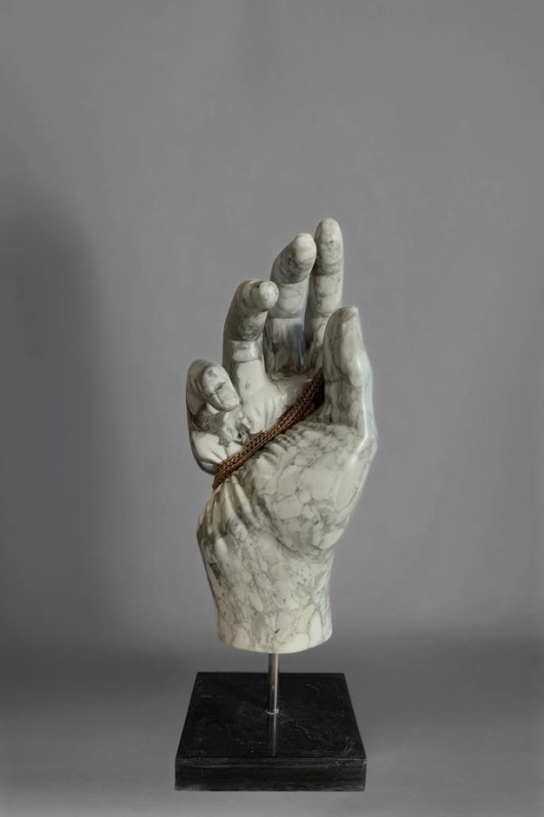 Léo Caillard, Hand Tight
