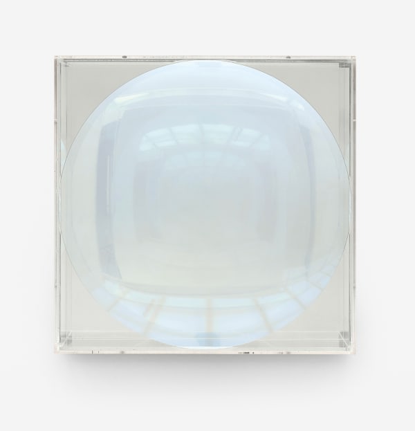 ADOLF LUTHER Ohne Titel (Hohlspiegelobjekt), 1974 Spiegelobjekt: Halbtransparenter Hohlspiegel vor Spiegelrückwand auf Holz in Plexiglaskasten 49 x 49 x 11,5 cm 19 1/4 x 19 1/4 x 4 3/8 in