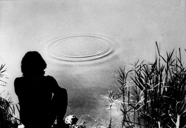 Gino De Dominicis, Tentativo di far formare dei quadrati invece che dei cerchi attorno ad un sasso che cade nell´acqua, 1969