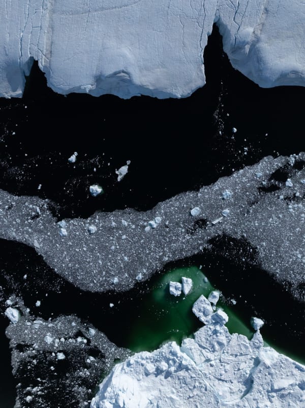 Med ledom in svetlobo / Between Ice and Light