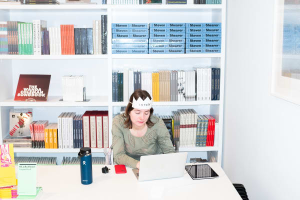 Nik Erik Neubauer, Pripravnica / The Intern, 2019