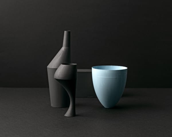 Olena Zubach, Črno tihožitje z modrim kozarcem / Black Still Life with a Blue Glass, 2025