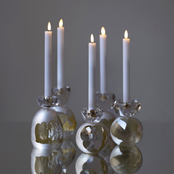 runda ljusstakar med guld och silver i glas, slipade, levande ljus