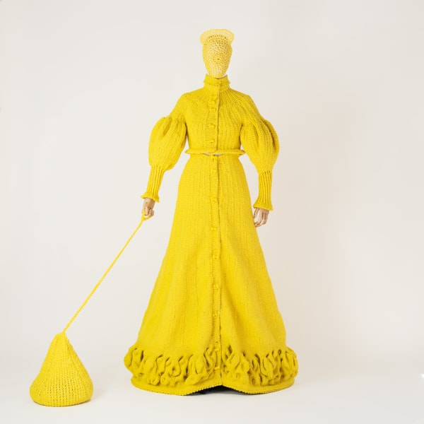 Gul stickad kjol och kofta, hellång och mask för ansiktet