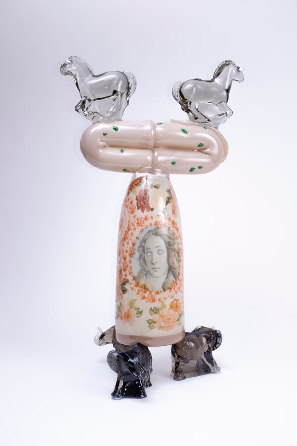 Rasmus Nossbring glasskulptur med två grå hästar med utåtstående ögon som står på två beigea bågar med gröna prickar. Venus födelses ansikte med blommor runt. Står på tre brungrå elefanter.