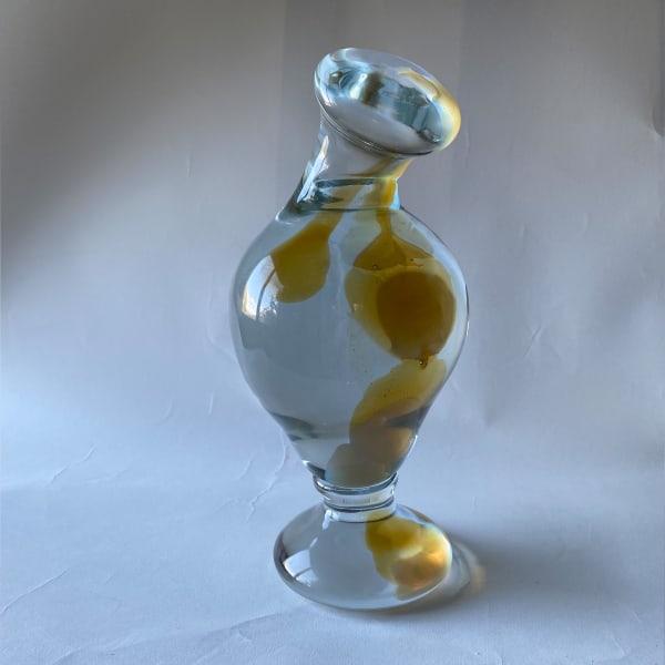 massivt glasobjekt i klarglas och guld