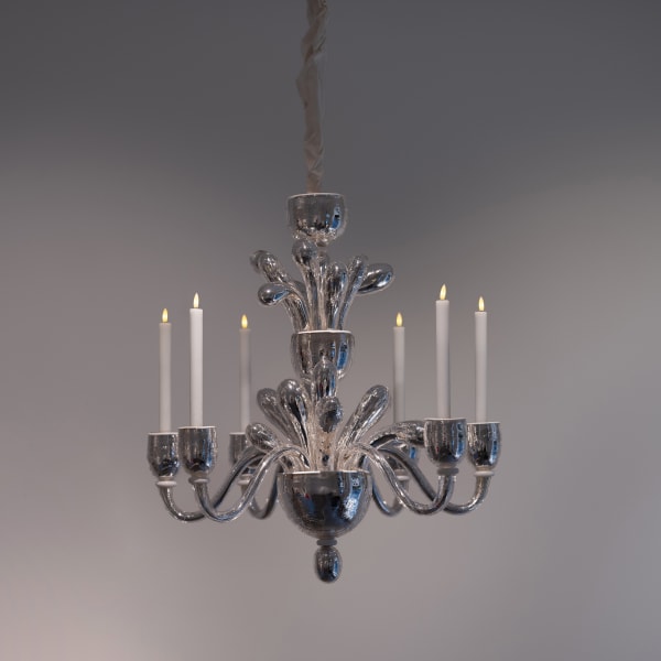 ljuskrona i glas, silverfärgarde och levande ljus