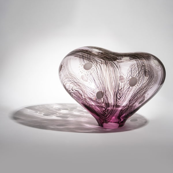 rosa glasobjekt med prickar och vita ränder