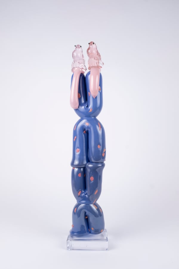 Rasmus Nossbring glasskulptur med två rosa fåglar som sitter på två rosa droppar som sitter på fyra blå bågar med rosa prickar som står på en sockel i klarglas.
