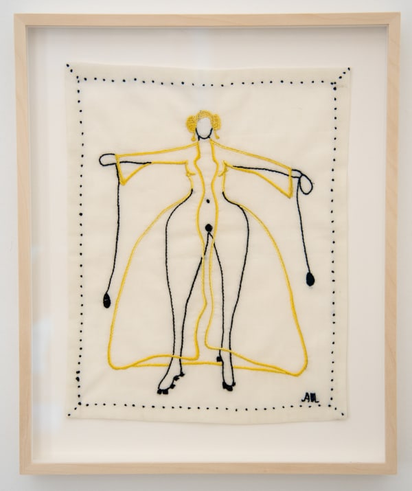 broderad tavla med motiv av en kvinna med kappa och utsträckta armar