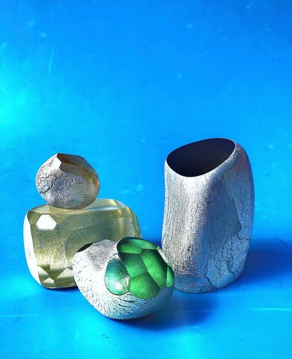 blå bakgrund, glasobjekt, grön, guld, svart, silver