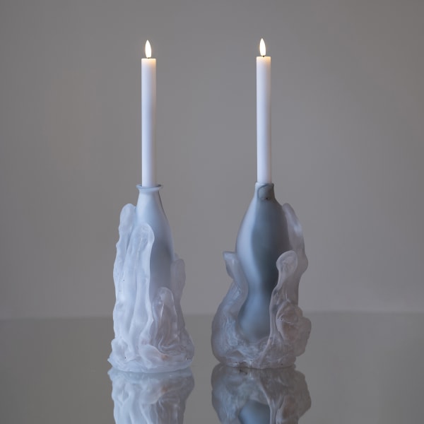 avlånga, vita, ljushållare i glas med ett levande ljus i