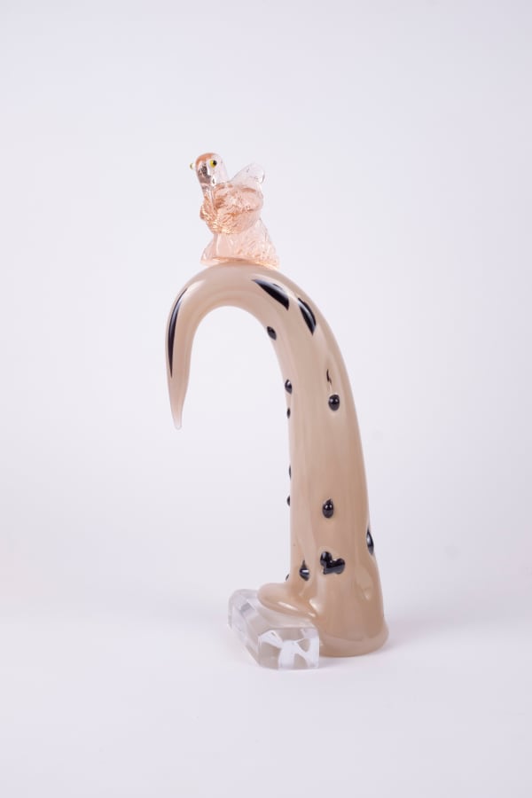 Rasmus Nossbring glasskulptur berige våg med svarta prickar, en rosa fågel ovanpå.