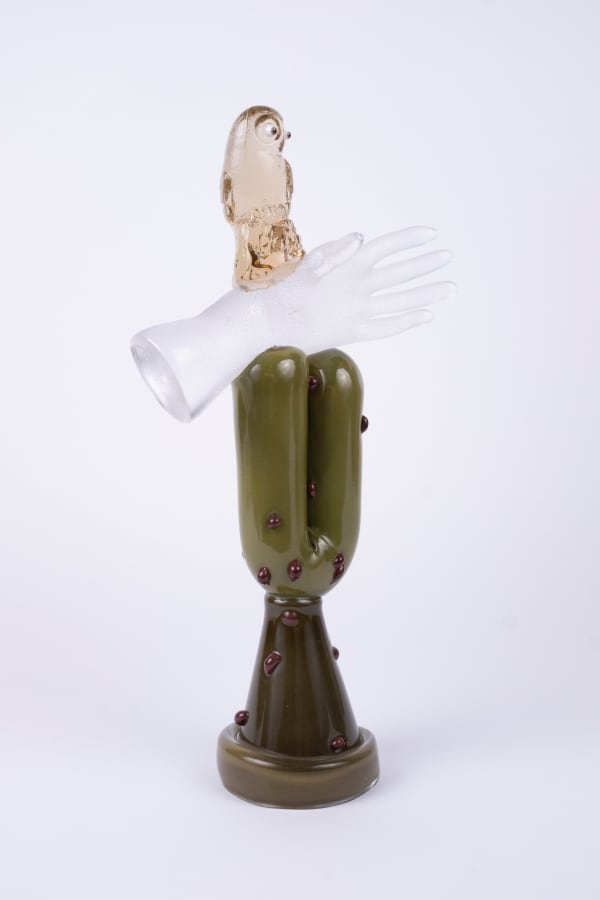 Rasmus Nossbring glasskulptur med en brun uggla sittande på en glashand ovanpå en grön kaktus.