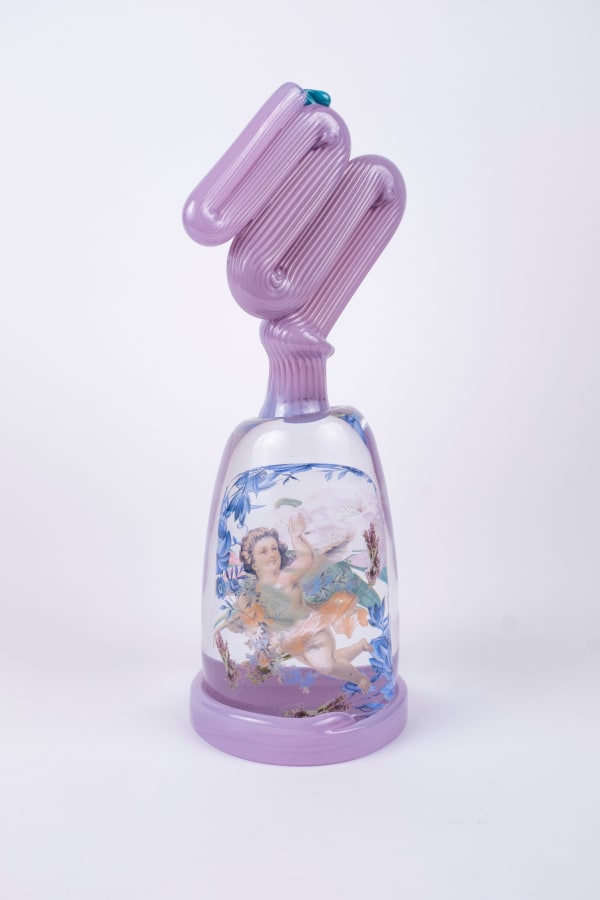 Rasmus Nossbring glasskulptur med lila kaviarsträng en blå droppe, en glasform med en ängel på lila klack.