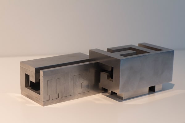 Helmuth Gsöllpointner "LINZ" (Variables Objekt, expandierter Zustand), 2011 Chromnickelstahl 7,5 x 5,5 x 4,5 cm (geschlossener Zustand)