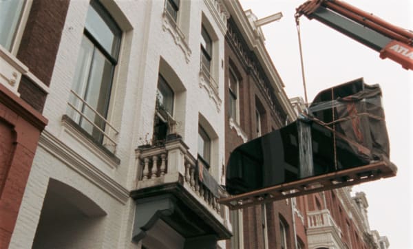 Guido van der Werve, Nummer zes, Steinway grand piano. Wake me up to go to sleep and all the colors of the rainbow., 2006