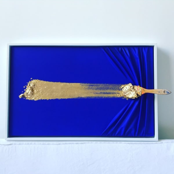 Brosse Arrêtée Gold on Yves Klein blue