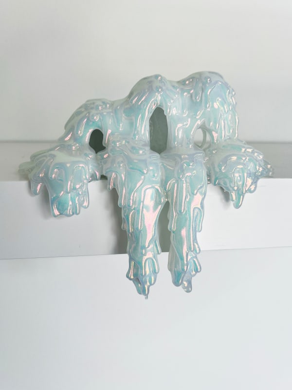 Dripping sculpture in white with a holographic shine by Dan Lam