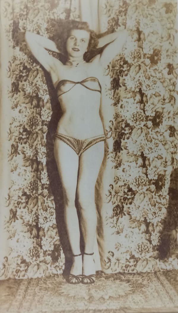 Eugene Von Bruenchenhein, Marie with arms behind head