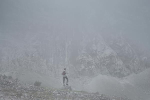 Erwin Olaf, Vor der Felswand, Selbporträt, 2020