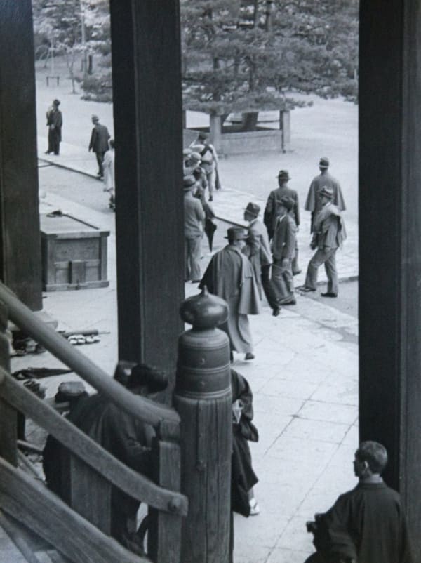 Vernacular Photography, Anonymous - Tempelbesuecher, Kyoto, 1935