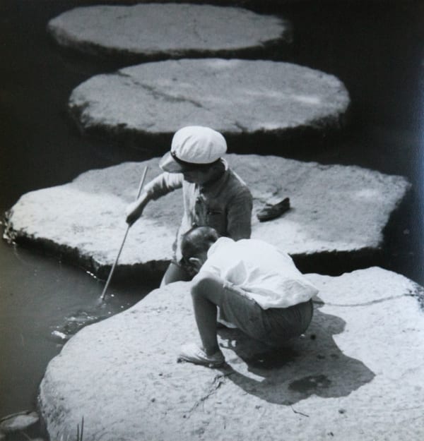 Vernacular Photography, Anonymous - Spielende Bueben, Kamakura, 1935