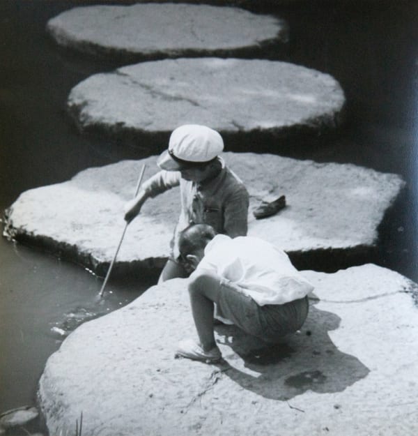 Vernacular Photography, Anonymous - Spielende Bueben, Kamakura, 1935