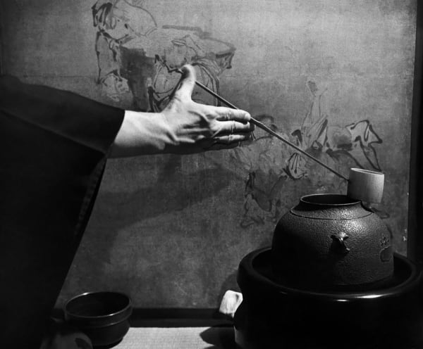 Werner Bischof, Waterdipper at the tea ceremony, Kyoto, 1951