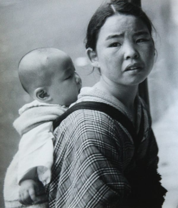 Vernacular Photography, Anonymous - Junge Bauerin mit Kind, 1935