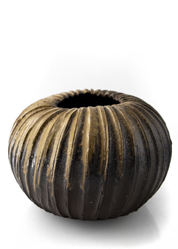 Koichiro Isezaki, Soft Black Ridged Jar, 2020
