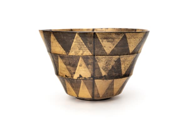 Masahiro Maeda Bowl in Layered Glazes and Overglaze Gold 色絵金彩鉢, 2025 Ceramic, iro-e glaze, gold overglaze