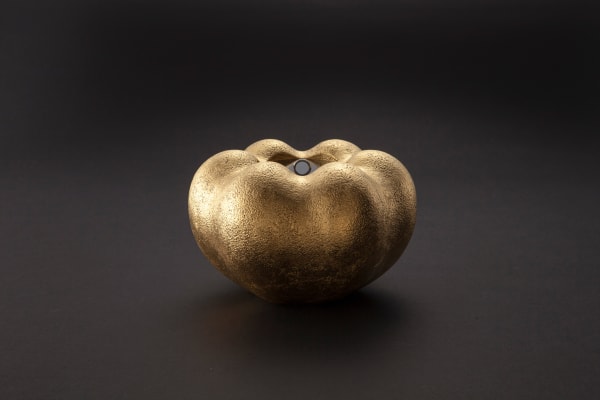 Jihei Murase Gold Melon-Shaped Water Jar 金彩阿古陀水指, 2024 Urushi lacquer, Zelkova elm, gold