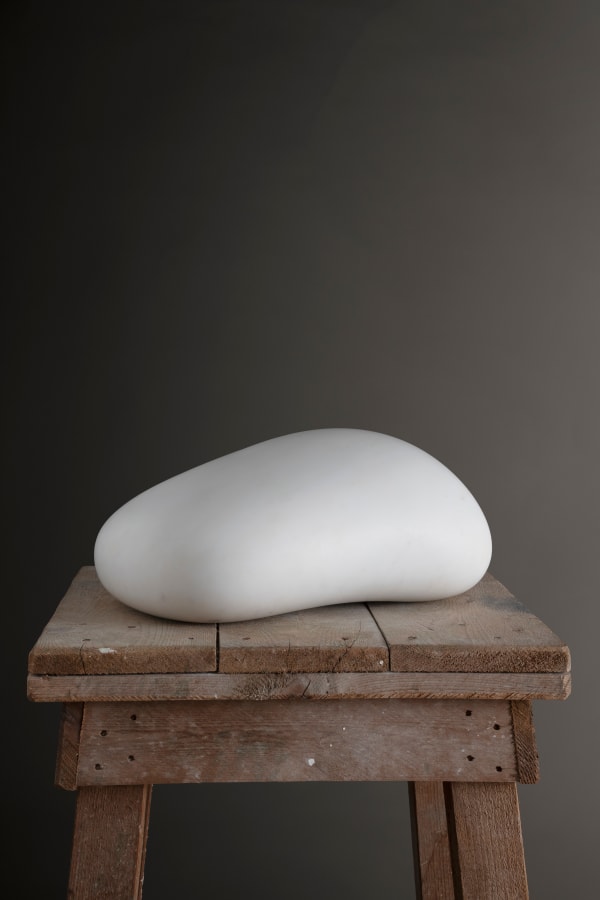 Ishinki - 意心帰 | Kan Yasuda | white marble sculpture | Japanese fine art + craft | Ippodo Gallery Tokyo New york