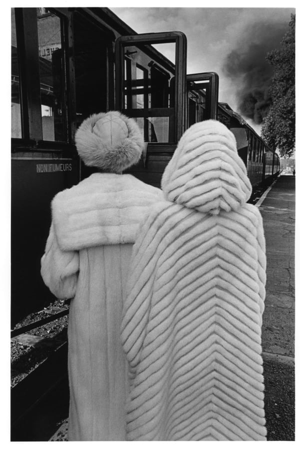 Jeanloup Sieff, Two women looking at a passing train, 1978