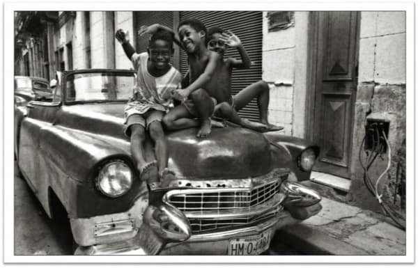 Lissette Solórzano, Ninos jugando sobre carro americano, 1998