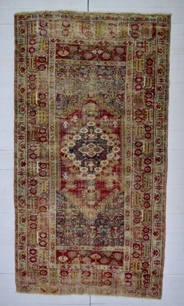 Ghiordes rug, Anatolia 275 x 150cm circa 1800