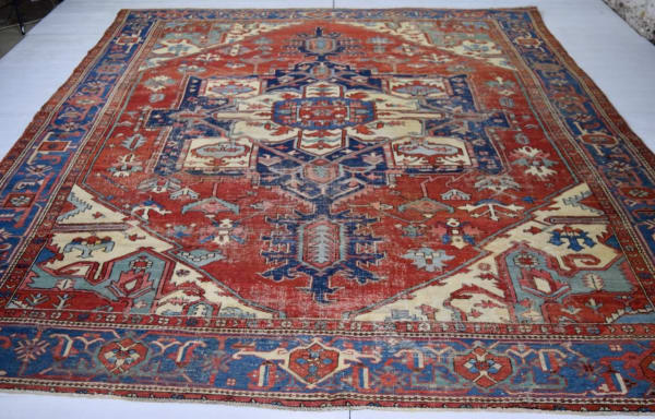 Heriz Serapi carpet, Persia 358 x 287cm late 19th century