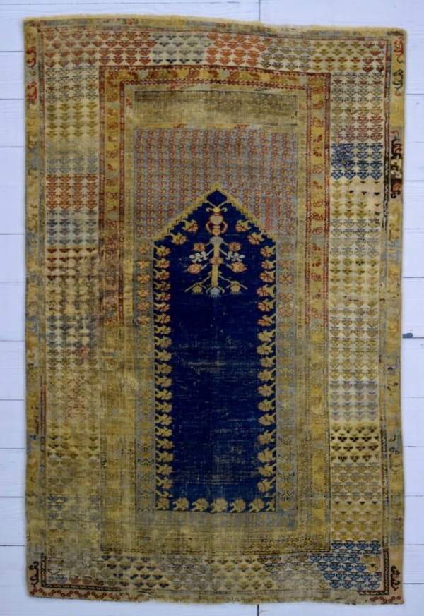Ghiordes prayer rug, Anatolia 180 x 120cm late 18th or early 19th century