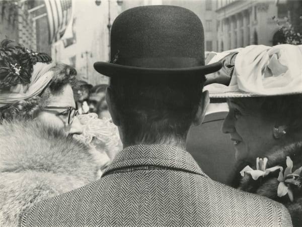 Leon Levinstein, Fifth Avenue (man with two ladies), c.1959