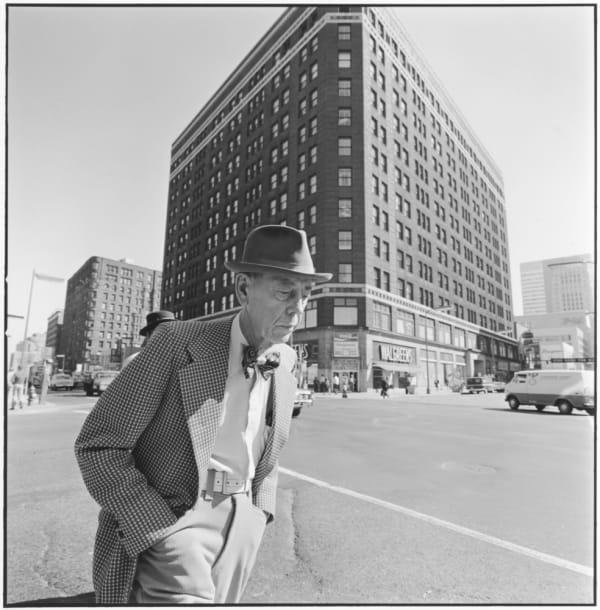 Tom Arndt Man with a bow tie, 6th Street & Hennepin Ave, Minneapolis, Minnesota Tirage gélatino-argentique postérieur, réalisé par l'artiste 36,5 x 37 cm Dim. papier: 41 x 50,5 cm