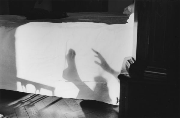Hervé Guibert Ombre chinoise Tirage gélatino-argentique d'époque 14,3 x 22 cm Dim. papier: 23,8 x 30,5 cm