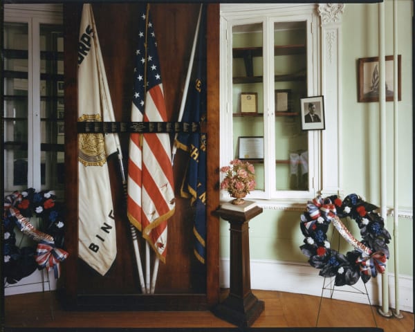 Bruce Wrighton Threee flags with American Legion wreaths on either side Tirage C-print d'époque 20 x 25 cm Dim. papier: 20 x 25 cm