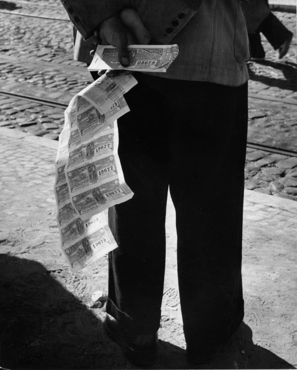 Sabine Weiss Portugal Tirage gélatino-argentique d'époque, réalisé par l'artiste 19 x 24 cm Dim. papier: 19 x 24 cm