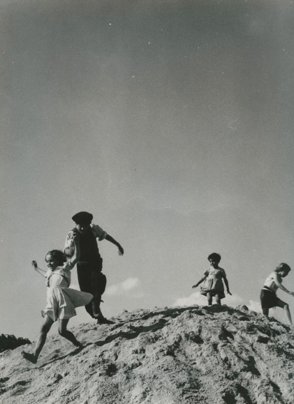 Sabine Weiss Quai de Javel, Paris Tirage gélatino-argentique postérieur 25 x 33 cm Dim. papier: 30 x 40 cm
