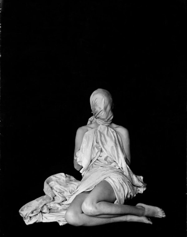 Erwin Blumenfeld La pudeur Tirage gélatino-argentique d'époque, réalisé par l'artiste 35,3 x 28 cm Dim. papier: 35,3 x 28 cm