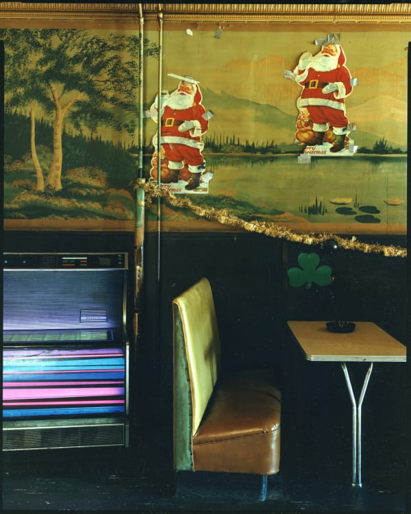 Bruce Wrighton Diner booth with 2 Santa Claus figures above table Tirage C-print postérieur 52,2 x 41,8 cm Dim. papier: 57,6 x 47,4 cm