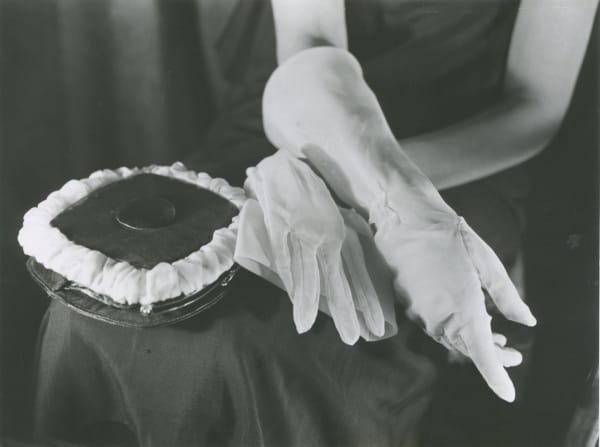 Germaine Krull, Des gants blancs, 1925-1926